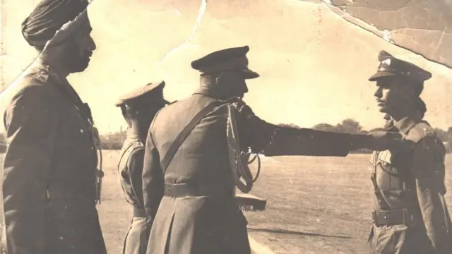 સેનાધ્યક્ષ જનરલ પી. પી. કુમારમંગલમ્ દ્વારા મેજર બિશનસિંહને 'સેના મેડલ'થી નવાજવામાં આવ્યા તે સમયની તસવીર