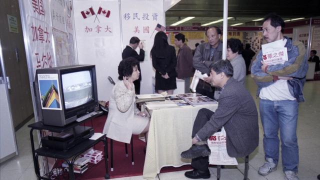 香港会议展览中心内市民参观移民博览会上一个推销加拿大移民服务的摊位（5/4/1996）