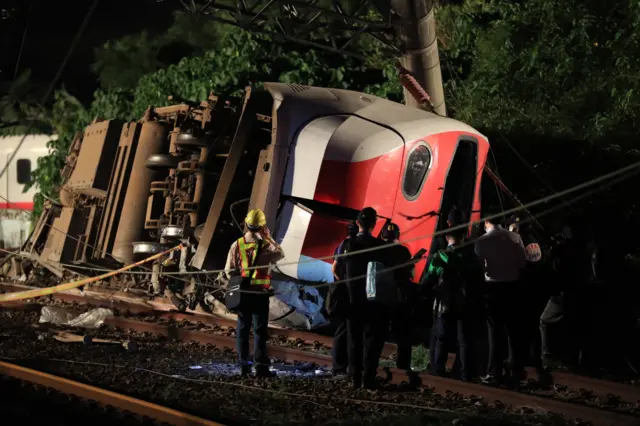 Rescuers look for trapped passengers on the site of a train accident in Yilan, Taiwan, 21 October 2018.