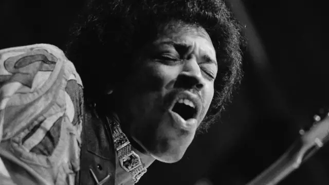 1970년 8월 한 페스티벌에서 연주 중인 기타리스트 지미 헨드릭스의 모습