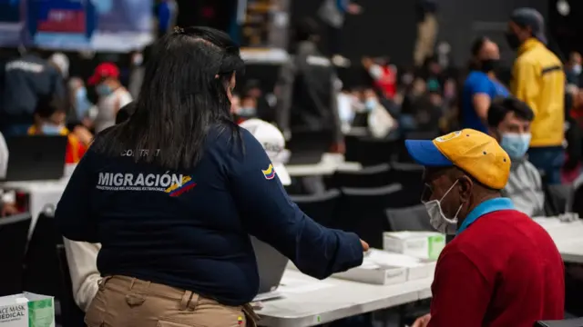 Migrante venezolano en Migracion Colombia