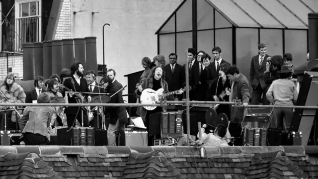 Кроме толпы на улице, музыкантов на крыше окружала толпа сотрудников Apple и друзей