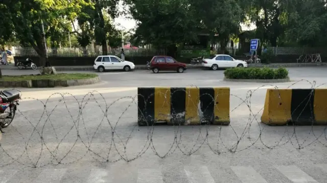 سڑک پر رکاوٹیں
