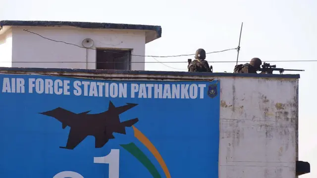 આતંકવાદી હુમલા પછી કમાન્ડોએ પોઝિશન સંભાળી હતી