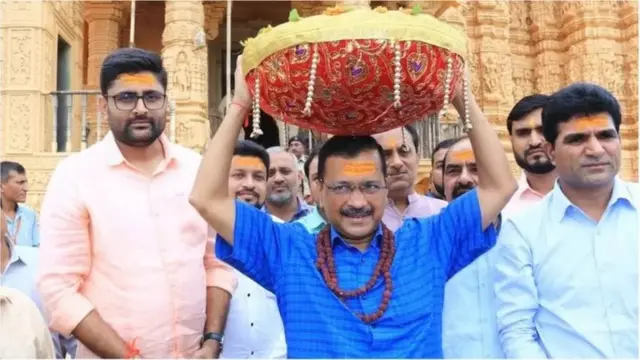 કેજરીવાલ હિંદુવાદી વેશભૂષામાં સોમનાથ મંદિરના દર્શન કરવા પણ પહોંચ્યા હતા