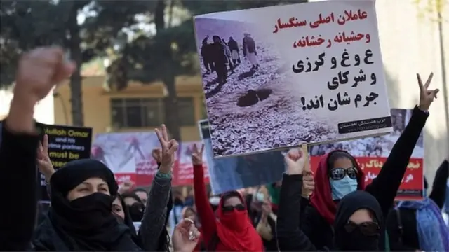 ਮਹਿਲਾਵਾਂ ਦੀ ਸਥਿਤੀ ਬਾਰੇ ਲੋਕ ਸੋਸ਼ਲ ਮੀਡੀਆ 'ਤੇ ਆਪਣੀ ਚਿੰਤਾ ਜ਼ਾਹਰ ਕਰ ਰਹੇ ਹਨ।