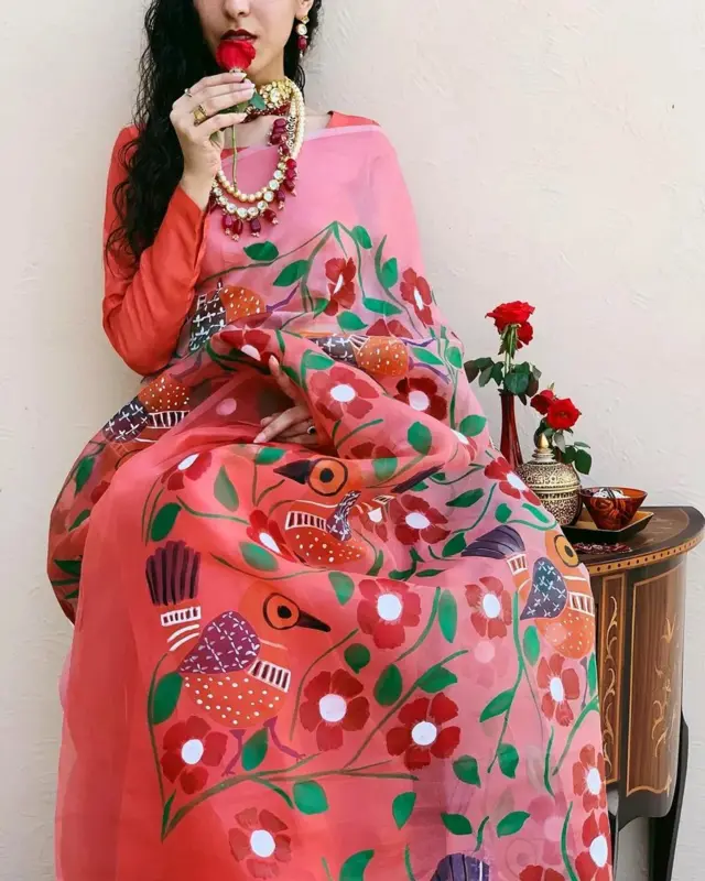 사리 브랜드인 샤카르 바이 아딜라는 다양한 사이즈와 혁신적인 디자인을 포함한다