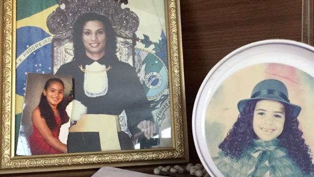 O retrato da formaturablackjack evolutionMarielle na estante da sala na casa dos pais