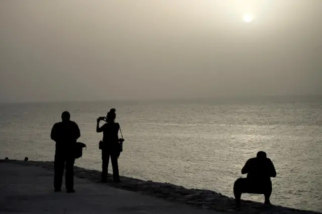Varias personas en el Malecón de La Habana