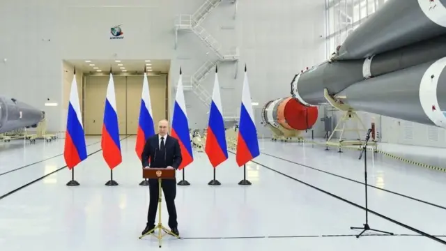 Poutine devant un pupitre