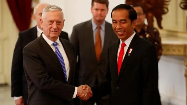 Minisita feto abo nilẹ Amẹrika, Jim Mattis ati aarẹ ilẹ Indonesian, Joko Widodo nbọwọ