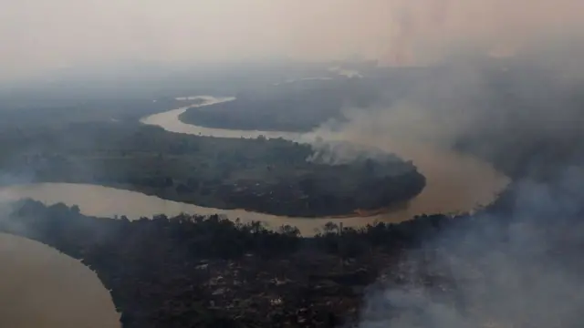 Uma vista aérea mostra a fumaça subindo no ar ao redor do rio Cuiabá, no Pantanal, a maior área úmida do mundo,betfair download iosPocone, estadobetfair download iosMato Grosso, Brasil,