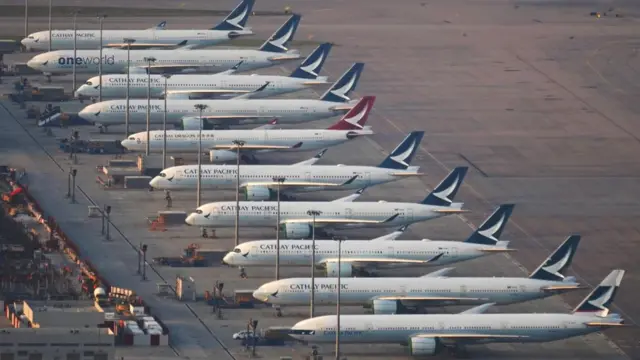 香港國際機場停機坪上停滿國泰與國泰港龍飛機(21/10/2020)