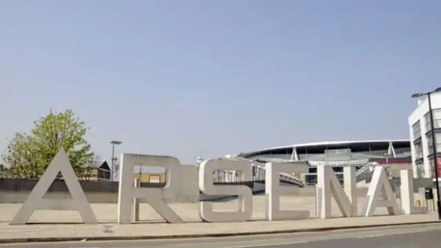 Letreiro anti-caminhões na frente do estádio do Arsenal, na Inglaterra