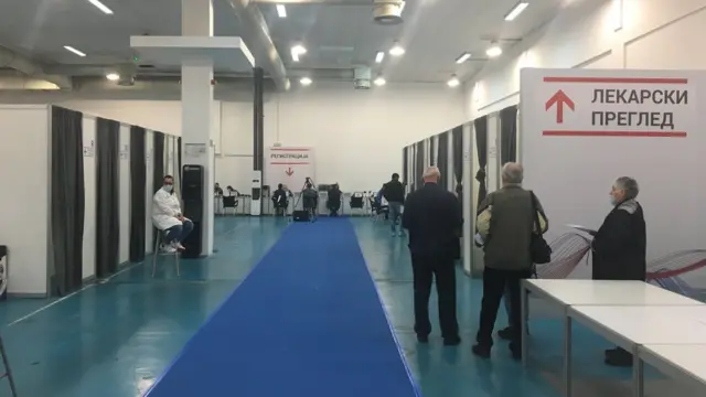 Ред за вакцинацију на Београдском сајму