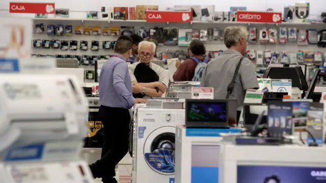 Los depósitos del sector privado representan solo el 15% del PIB argentino. La gente prefiere manejar efectivo: electrodomésticos, autos y muebles también se pagan en cash.