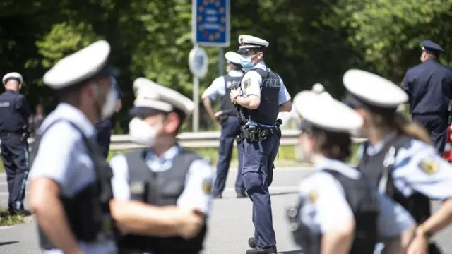 Policías alemanes en la frontera entre Alemania y Austria.