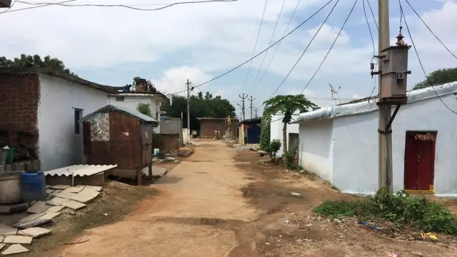 అద్దాస్ పల్లిలో ఒక వీధి