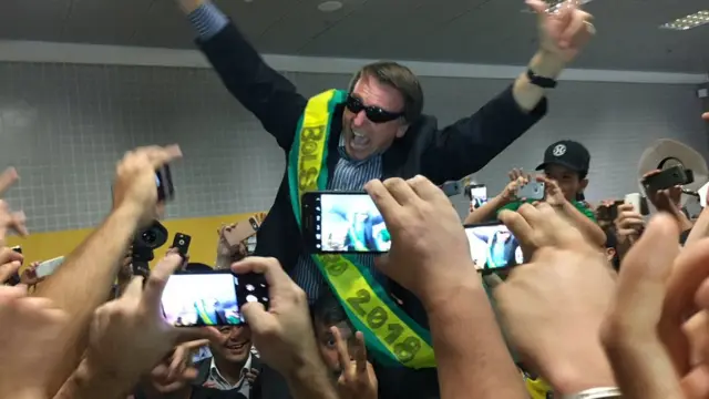 Bolsonaro recebido por fãs no aeroporto