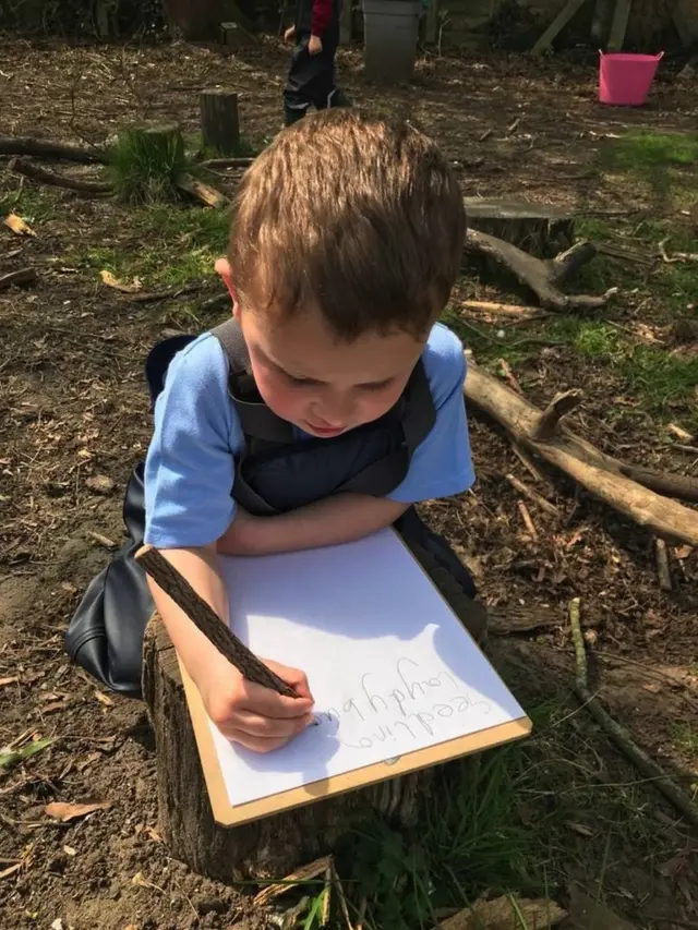 طفل خلال الإغلاق.