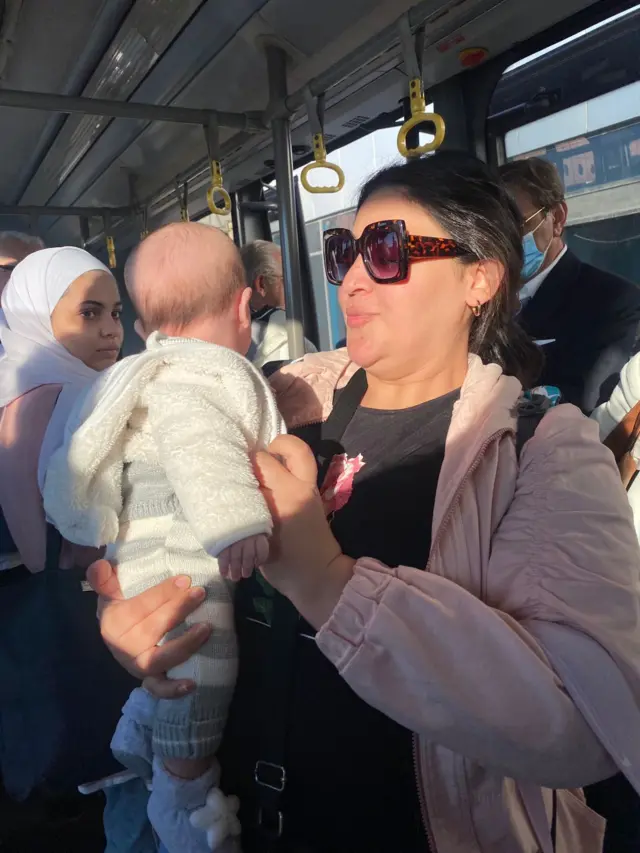 الطفل الصغير محمود في طريقة للقاء والده السوري لأول مرة