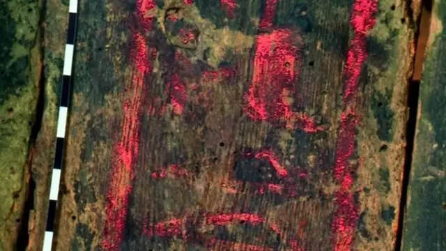 ตัวอักษรที่แผ่นรองเท้าของมัมมี่อ่านว่า "อิเรธอร์รู" แปลว่า "ดวงตาแห่งฮอรัสต่อต้านศัตรูข้า"