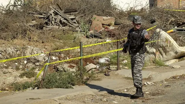 Un militar en la escena de un crimen