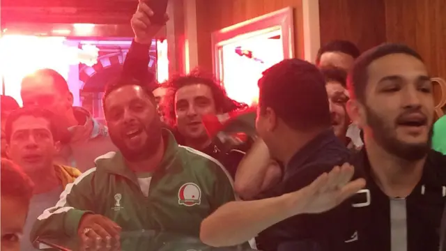 Dès les premières minutes du match, un but côté algérien qui fait exploser de joie les supporters.