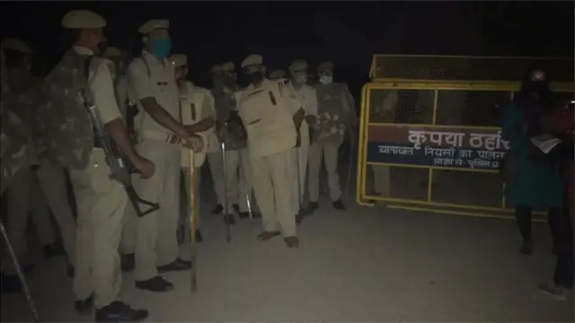 ગામ બહાર પોલીસ બંદોબસ્ત