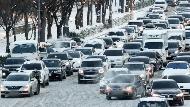 정체되는 출근길. 7일 오전 경기도 수원시 영통구 광교로에서 출근 차량들이 밤사이 내린 눈으로 서행하고 있다