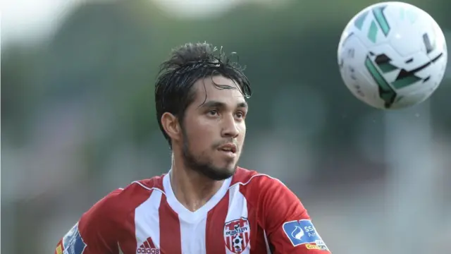 Gerardo Bruna con el uniforme del Derry City
