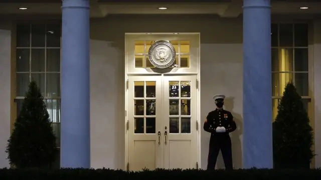 Un marine guarda una de las entradas de la Casa Blanca