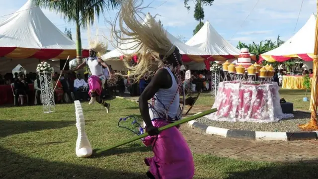 Kikundi cha Afrii Doves kiliwatumbuiza wageni