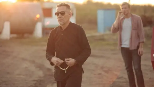 "Не можна здавати своїх. Не кошерно", - каже у фільмі пастор, якого зіграв Олексій Горбунов