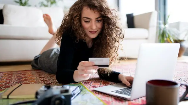 Нам гораздо легче тратить деньги с помощью карты, чем расставаться с наличными