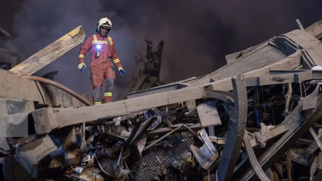 عملیات امدادگران طی شب ادامه دارد