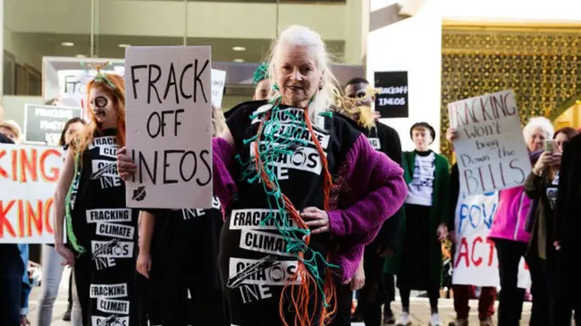 Vivienne Westwood durante un desfile de modas y activismo