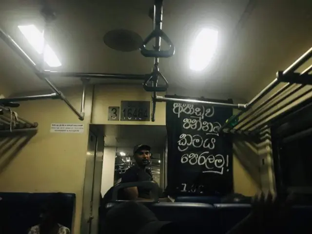 බදුල්ල රාත්රී තැපැල් දුම්රියෙන් ශිෂ්යයන් කොළඹට පැමිණෙන අයුරු