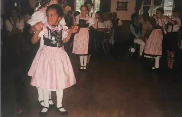 إيموان كينشاسا وهي طفلة