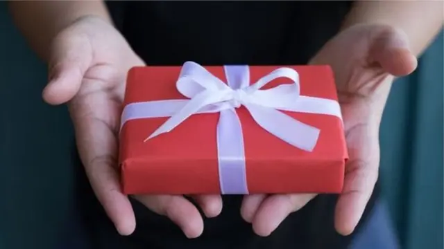 Una persona con un regalo en la mano