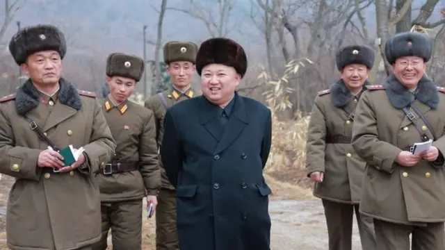 Kim Jong-un con militares