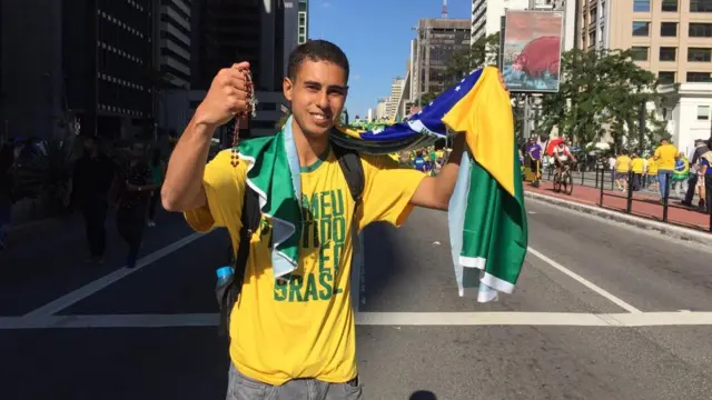 O funcionário público Ayala Cabral, 20, no protesto na av. Paulista