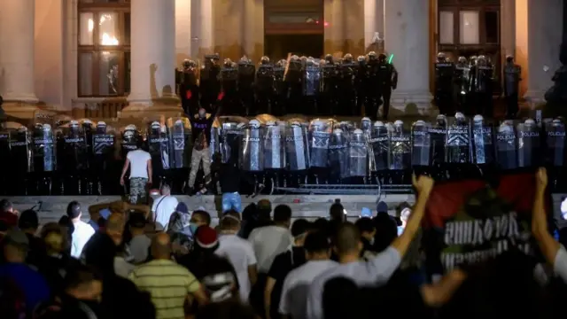 Карантин привел к протестам в нескольких странах, включая Сербию