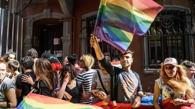 Guardian'daki haberde, LGBTİ gruplarından Pembe Hayat ve Kaos GL'nin valiliğin kararını kınadıkları açıklamalarına da değinilmiş