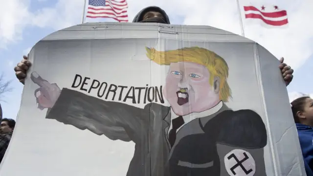 Protestocular Donald Trump'ı Adolf Hitler'e benzeten resimler de taşıdı