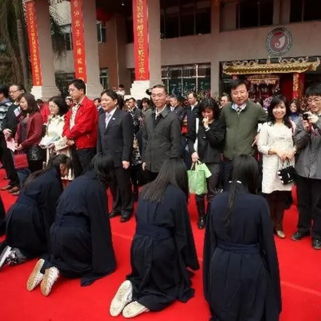 广东东莞台商子弟学校举行成人礼