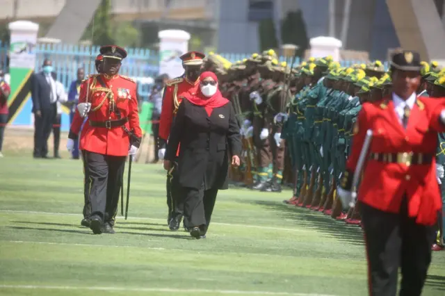 Perezida Samia atambuka agenzura imirongo y'ingabo za Tanzania