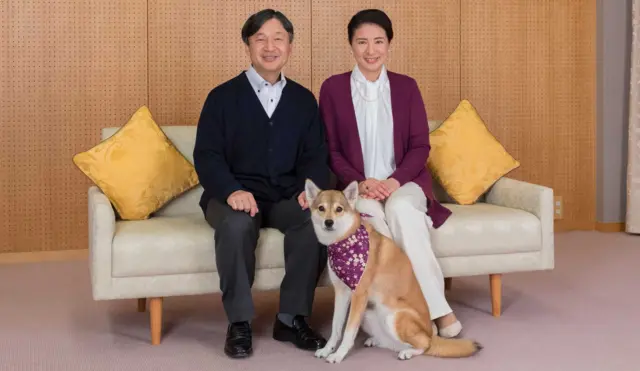 Príncipe Naruhito e a princesa Masako com o cão Yuri