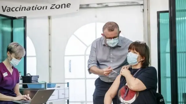 Bugündən Böyük Britaniya ölkə üzrə AstraZeneca peyvəndindən istifadə etməyə başlayır