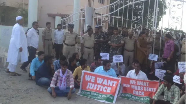 ఫాతిమా మెడికల్ కాలేజీ విద్యార్థులు